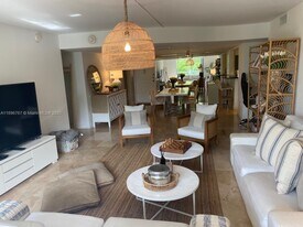 210 Seaview Dr in Key Biscayne, FL - Building Photo