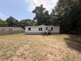 6525 Burdick St in Milton, FL - Building Photo