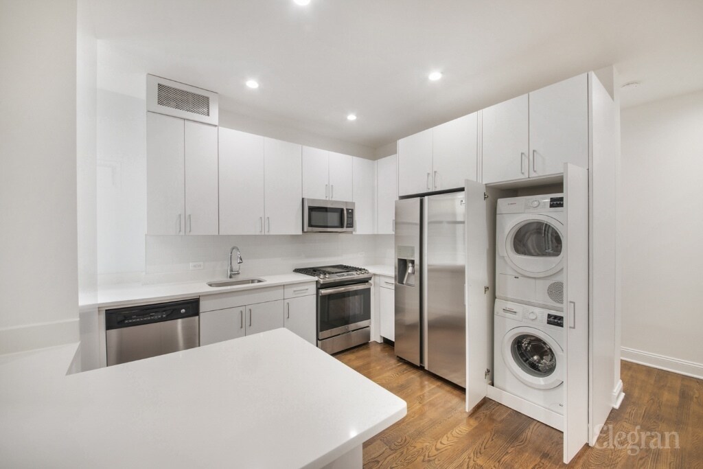 200 W 58th St, Unit 11C in New York, NY - Building Photo