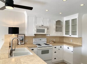 1187 E 3rd St, Unit Peaceful Large 1 Bedroom in Long Beach, CA - Foto de edificio - Building Photo