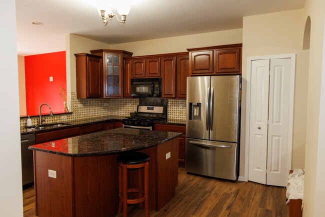 516 Grosvenor Ln in Aurora, IL - Building Photo - Building Photo