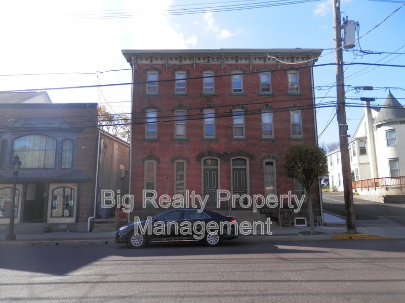 70 N Main St in Spring City, PA - Building Photo