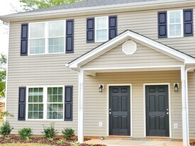 747 Old Graves Mill Rd in Lynchburg, VA - Building Photo