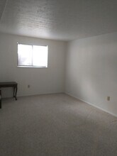 216 Moore Rd, Unit 2G in Avon Lake, OH - Foto de edificio - Building Photo