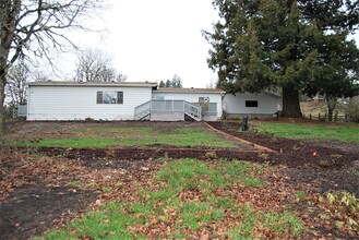 7515 Oak Spring Farm Rd in Carlton, OR - Foto de edificio - Building Photo