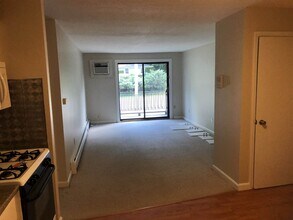 128 Mammoth Rd-Unit -#15 in Hooksett, NH - Building Photo - Building Photo