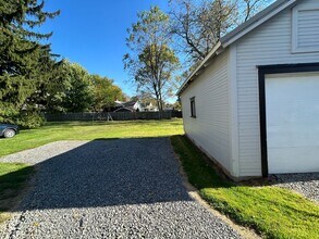 704 S Center St in Grove City, PA - Building Photo - Building Photo