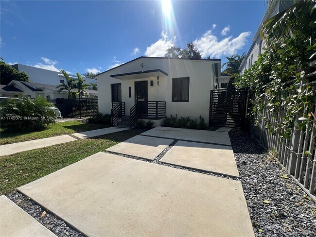 3764 SW 27th Ln in Miami, FL - Building Photo - Building Photo