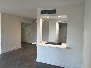 880 NE 69th St, Unit 1D in Miami, FL - Foto de edificio - Building Photo