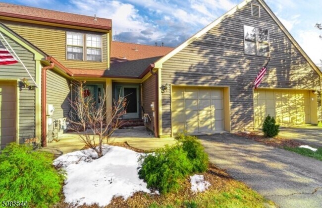 44 Manchester Ln in West Milford, NJ - Building Photo - Building Photo