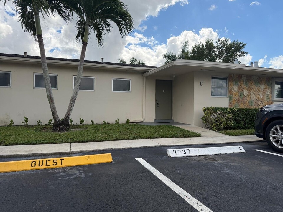 2737 Emory Dr E in West Palm Beach, FL - Building Photo