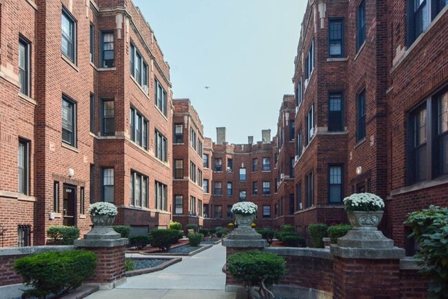 4422 N Wolcott Ave, Unit J07W