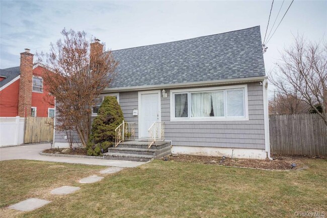 343 Greengrove Ave in Uniondale, NY - Building Photo - Building Photo