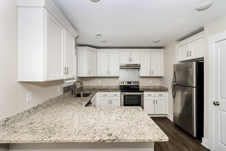 1020 N Oakwood St in Gastonia, NC - Building Photo - Building Photo