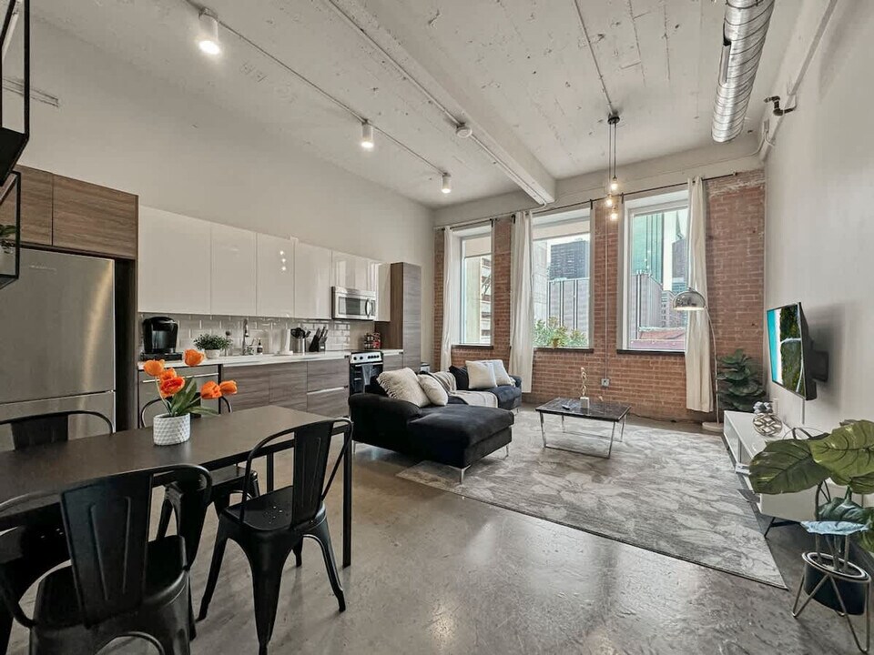 555 Evergreen St in Dallas, TX - Building Photo