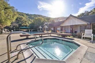 16 Woodstock Ct in San Rafael, CA - Foto de edificio - Building Photo