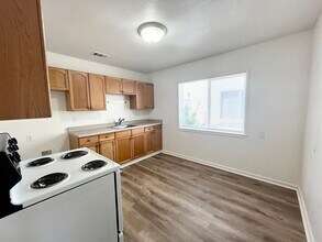 1729-1731 Madrone Ave in West Sacramento, CA - Building Photo - Building Photo