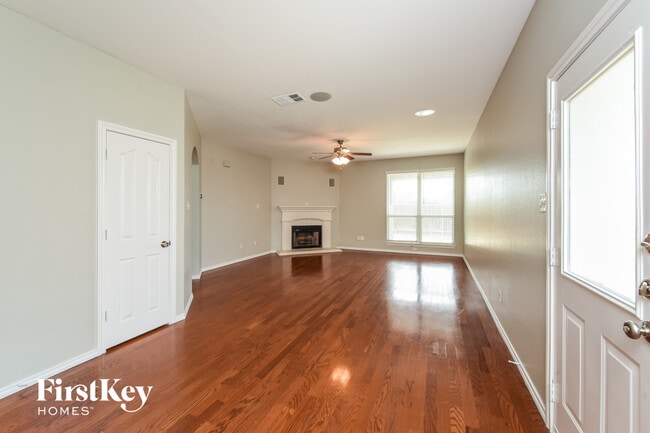 10649 Fossil Hill Dr in Fort Worth, TX - Foto de edificio - Building Photo