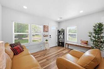 303 Brodie St in Dallas, TX - Building Photo - Building Photo