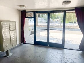Executive House in Sherman Oaks, CA - Foto de edificio - Building Photo
