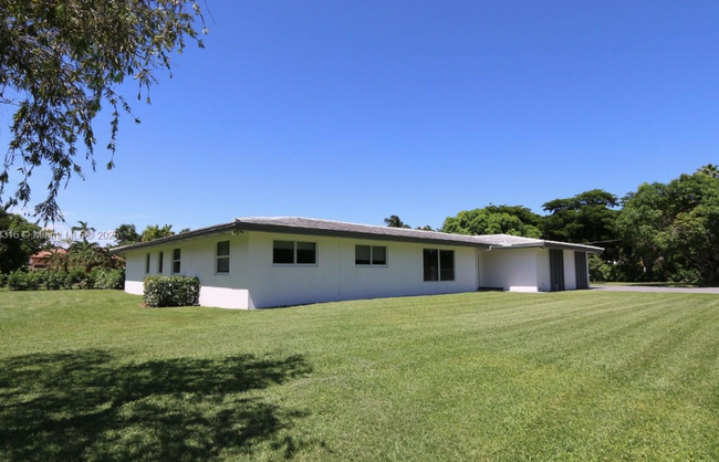 6695 SW 96th St in Pinecrest, FL - Foto de edificio - Building Photo