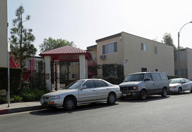 Towne Square Apartments in Los Angeles, CA - Building Photo - Building Photo