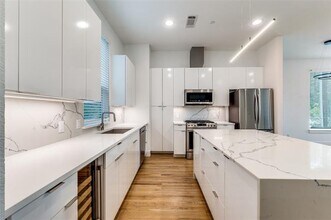 1828 N Garrett Ave in Dallas, TX - Building Photo - Building Photo