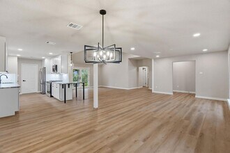 900 Morgan Hill Dr in Dripping Springs, TX - Foto de edificio - Building Photo