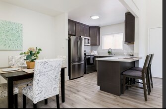 1051 Rock Springs Rd, Unit Rock springs road, 216 in Escondido, CA - Foto de edificio - Building Photo