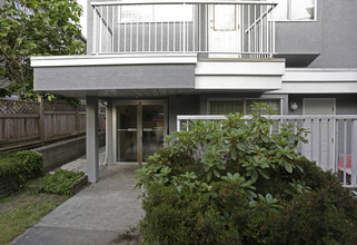 8732 Granville St in Vancouver, BC - Building Photo - Building Photo