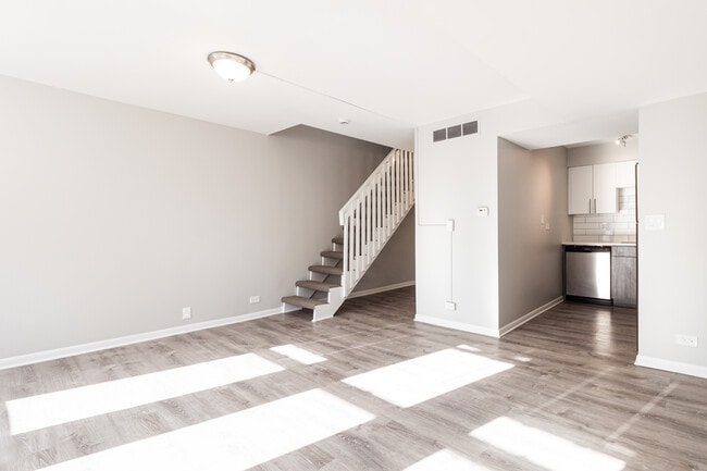 745 W Gordon Ter, Unit 206 in Chicago, IL - Foto de edificio - Building Photo