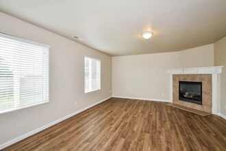 5018 200th St Ct E in Spanaway, WA - Foto de edificio - Building Photo