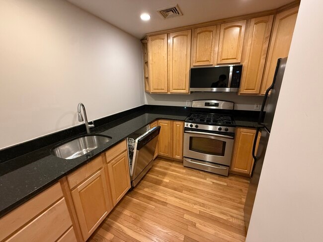 135 Calumet St, Unit 2 in Boston, MA - Foto de edificio - Building Photo