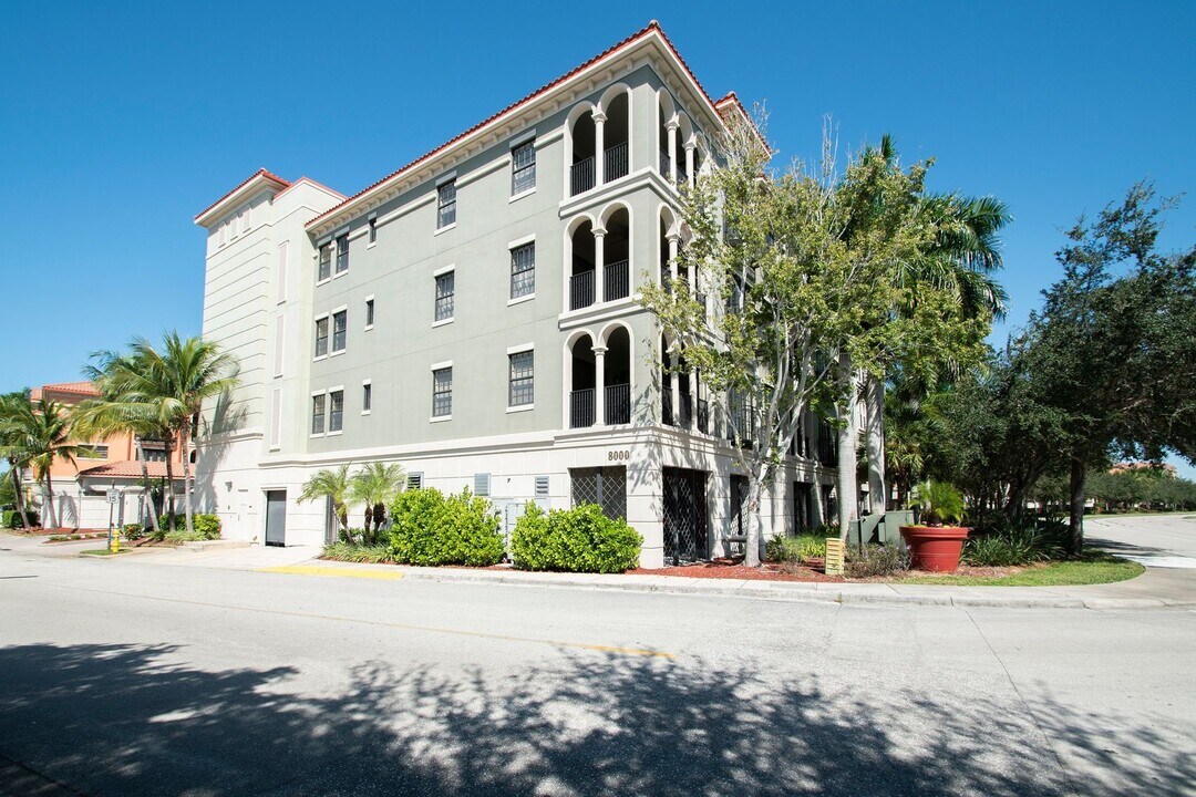8000 Via Sardinia St in Estero, FL - Building Photo