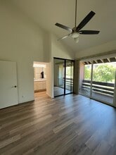 21930 Marylee St in Woodland Hills, CA - Foto de edificio - Building Photo