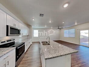 302 Palazza Reserve Pl in Henderson, NV - Building Photo - Building Photo