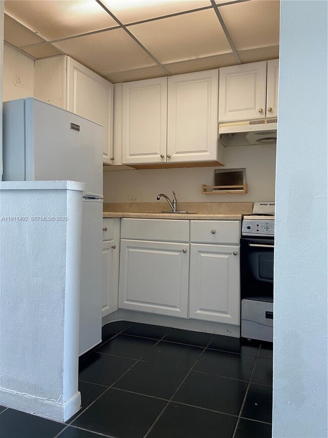 7904 West Dr in North Bay Village, FL - Foto de edificio - Building Photo