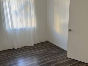 934 1/2 West 71st Street in Los Angeles, CA - Building Photo - Building Photo