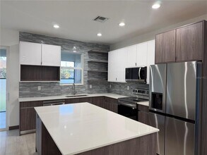 3050 Wentworth St in North Port, FL - Foto de edificio - Building Photo