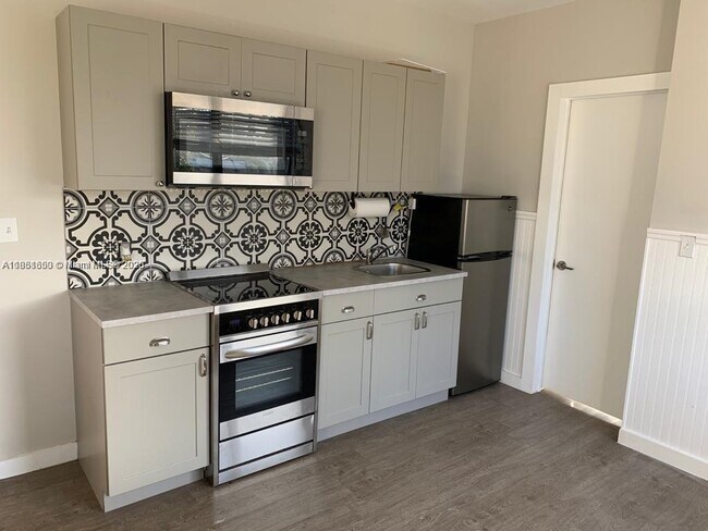 2932 NW 16th Ave in Miami, FL - Building Photo - Building Photo