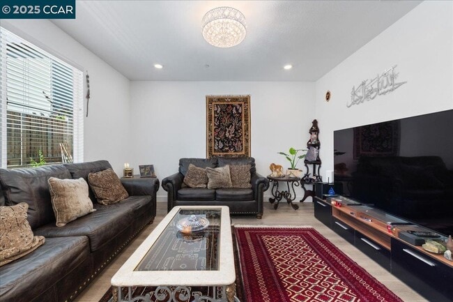 300 Hideaway Ln in Pittsburg, CA - Building Photo - Building Photo