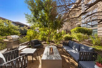 7161 E Rancho Vista Dr in Scottsdale, AZ - Foto de edificio - Building Photo