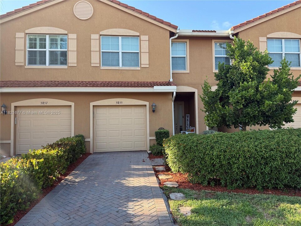 5855 Monterra Club Dr in Greenacres, FL - Building Photo