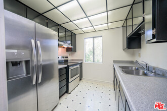 7210 Summertime Ln in Culver City, CA - Building Photo - Building Photo
