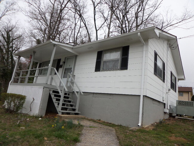 102 Utah Ave in Oak Ridge, TN - Foto de edificio - Building Photo
