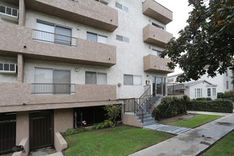 3671 Glendon Ave in Los Angeles, CA - Foto de edificio - Building Photo