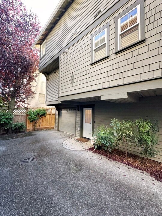 8520 Stone Ave N in Seattle, WA - Building Photo