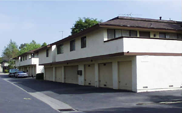 23052 Village Dr in Lake Forest, CA - Building Photo - Building Photo