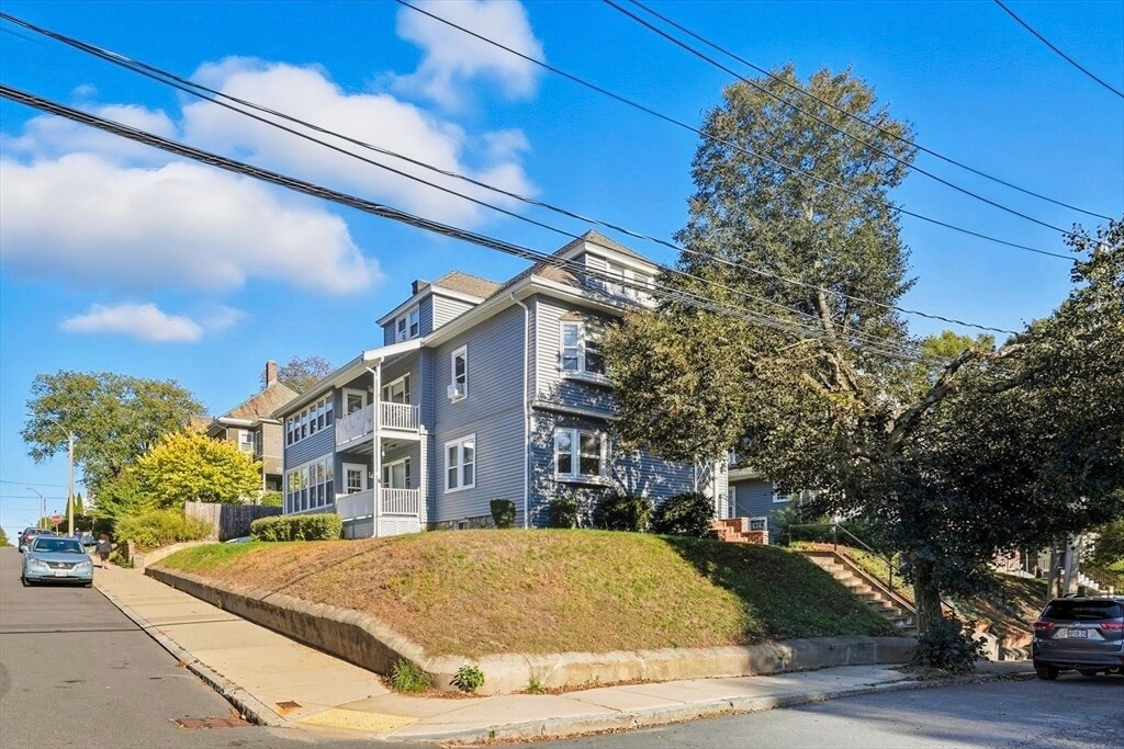 121-123-123 Willow St in Boston, MA - Building Photo