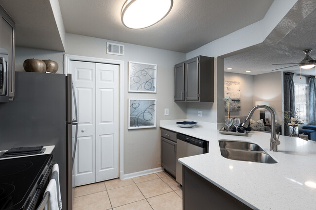 The Summit at MetroWest in Orlando, FL - Foto de edificio - Interior Photo